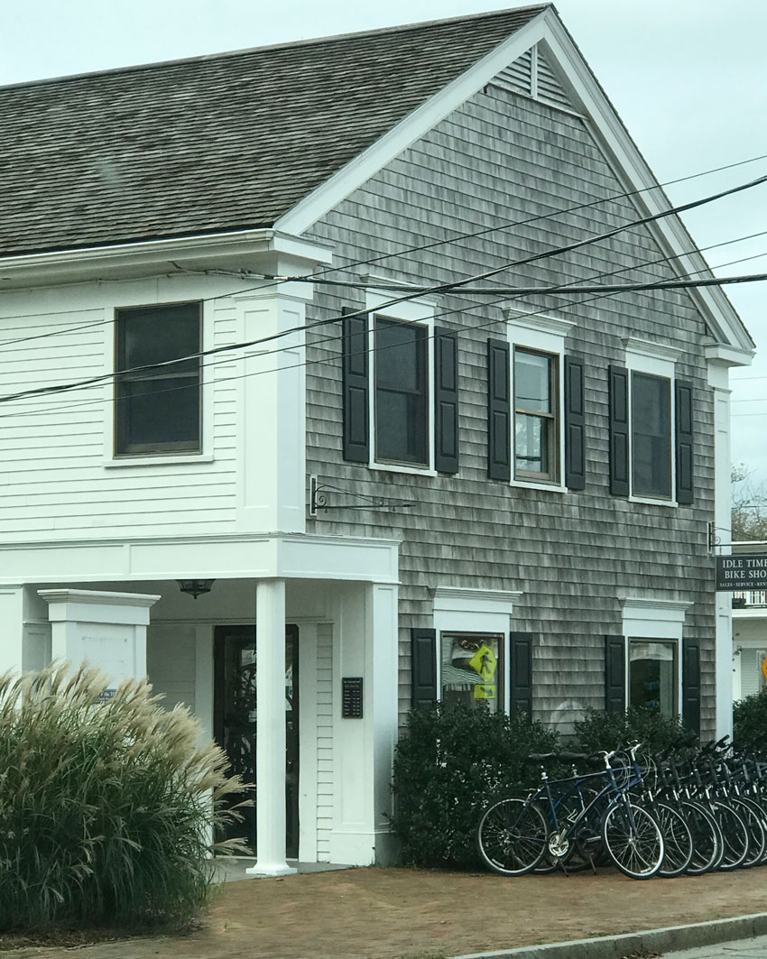 Seven Exterior Colour Lessons From Cape Cod Architecture Here S An Example Of Weathered Shingles On One Side And Painted Siding Another Above